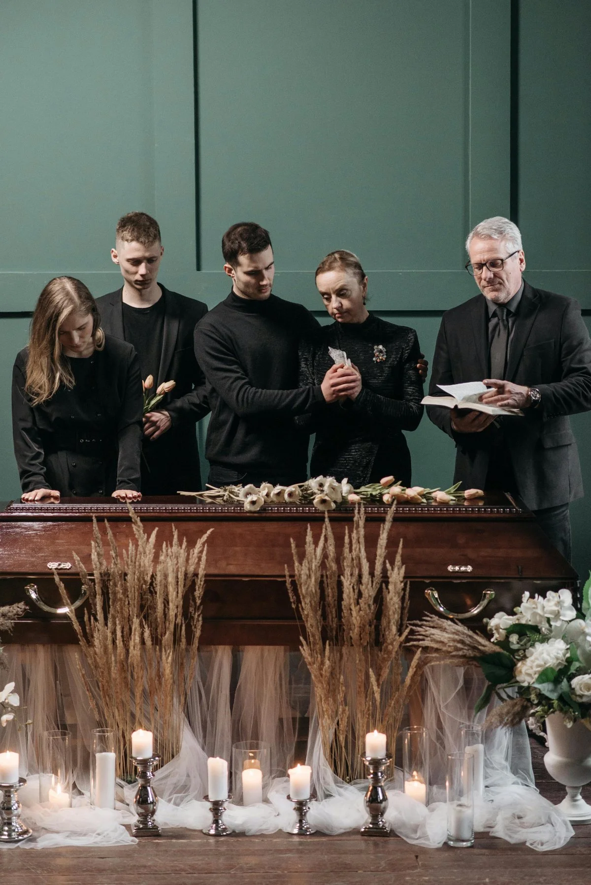Coroană funerară în formă de lacrimă cu flori albe și roșii